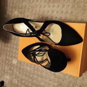 NEVER BEEN WORN Black Velvet Tie Front Heels